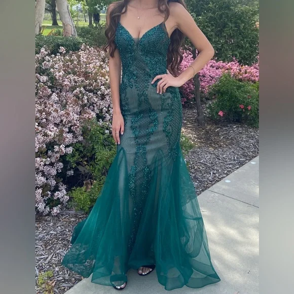 Beautiful Emerald Green Prom Dress with Beading and Lace Train. - Picture 4 of 4
